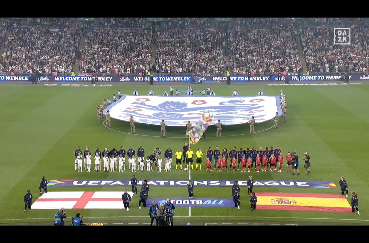_sunlex_'s tweet photo. English or Spanish?
Whoever move first is... https://t.co/DcMqsahA8w