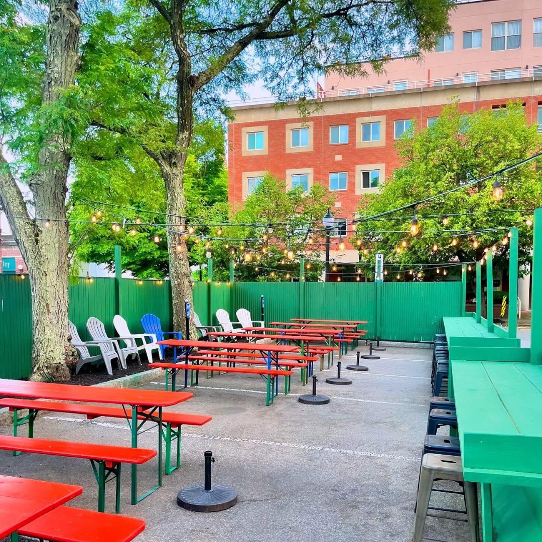brooklynlewis2c's tweet photo. June in Boston = Peak Patio Season

Longer days and warmer nights mean it’s time to enjoy Boston’s outdoor dining scene. From the North End to Brookline, patios are officially open. City living puts these experiences right outside your door. Photo https://t.co/XGhKw4CEg4