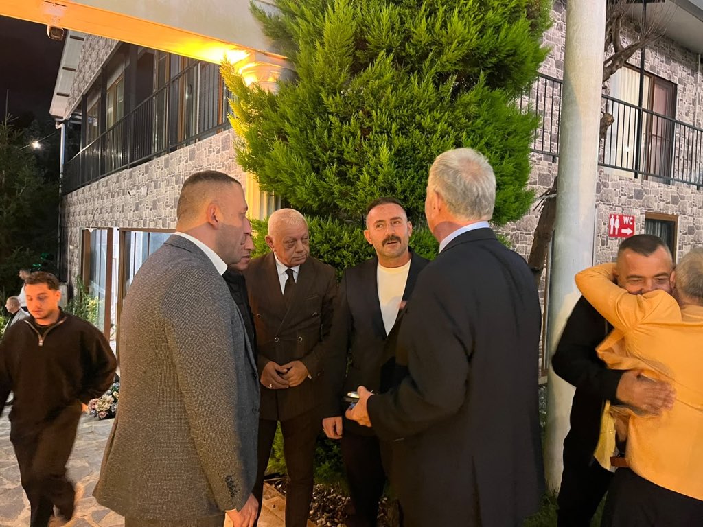 mhpbeykoz's tweet photo. İlçe Başkanımız Mehmet GÜNDOĞDU, İlçe Sekreterimiz Mehmet ÇÜRÜKSU, Belediye Meclis Üyemiz Bülent GÖKDAĞ, İlçe Başkan Yardımcımız Barbaros ÖCAL, Bölge Başkanımız Yasin ÖNDİN, Mahalle Başkanımız Gürkan PARLAK ve İlçe Başkanımız Başdanışmanı Adnan UZUNKAYA’dan oluşan İlçe Heyetimiz Aydın ve Biçer Ailelerinin kıymetli evlatlarının düğün merasimine katılım sağladılar. 

Değerli gönül dostlarımızın evlatlarına iki cihân saadeti dileriz. 

@BBvolkanyilmaz 
@_MHPistanbul_ 
@CamurMehmet123 
@mehmetgndogdu1