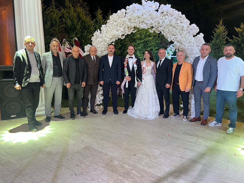 mhpbeykoz's tweet photo. İlçe Başkanımız Mehmet GÜNDOĞDU, İlçe Sekreterimiz Mehmet ÇÜRÜKSU, Belediye Meclis Üyemiz Bülent GÖKDAĞ, İlçe Başkan Yardımcımız Barbaros ÖCAL, Bölge Başkanımız Yasin ÖNDİN, Mahalle Başkanımız Gürkan PARLAK ve İlçe Başkanımız Başdanışmanı Adnan UZUNKAYA’dan oluşan İlçe Heyetimiz Aydın ve Biçer Ailelerinin kıymetli evlatlarının düğün merasimine katılım sağladılar. 

Değerli gönül dostlarımızın evlatlarına iki cihân saadeti dileriz. 

@BBvolkanyilmaz 
@_MHPistanbul_ 
@CamurMehmet123 
@mehmetgndogdu1