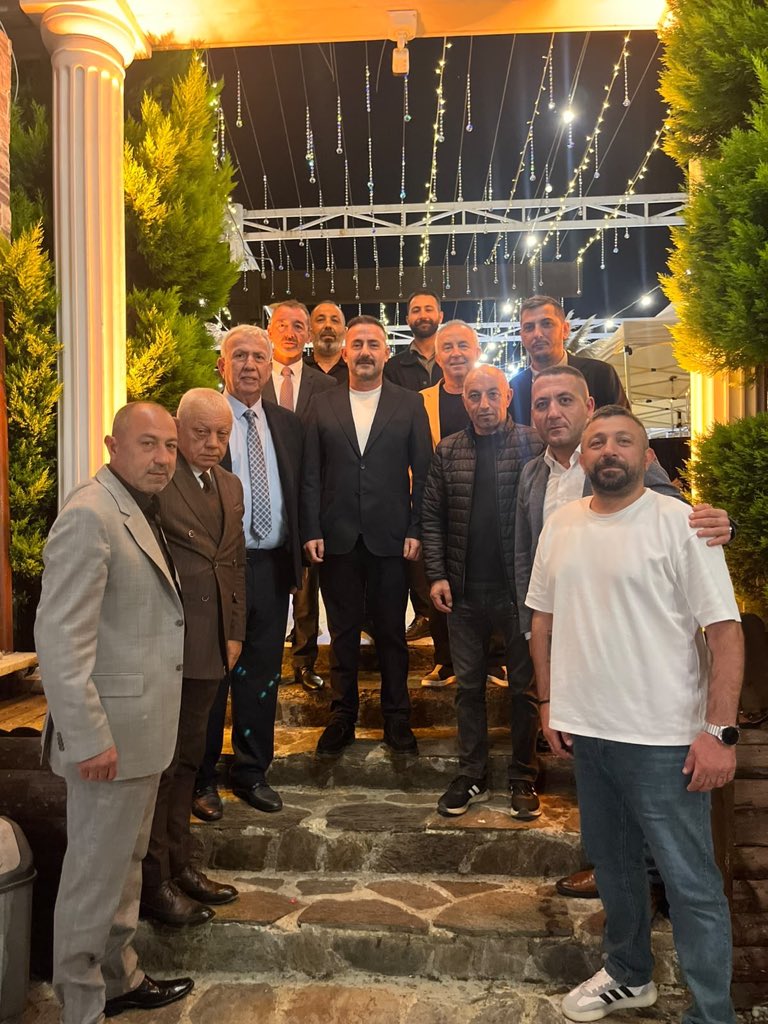 mhpbeykoz's tweet photo. İlçe Başkanımız Mehmet GÜNDOĞDU, İlçe Sekreterimiz Mehmet ÇÜRÜKSU, Belediye Meclis Üyemiz Bülent GÖKDAĞ, İlçe Başkan Yardımcımız Barbaros ÖCAL, Bölge Başkanımız Yasin ÖNDİN, Mahalle Başkanımız Gürkan PARLAK ve İlçe Başkanımız Başdanışmanı Adnan UZUNKAYA’dan oluşan İlçe Heyetimiz Aydın ve Biçer Ailelerinin kıymetli evlatlarının düğün merasimine katılım sağladılar. 

Değerli gönül dostlarımızın evlatlarına iki cihân saadeti dileriz. 

@BBvolkanyilmaz 
@_MHPistanbul_ 
@CamurMehmet123 
@mehmetgndogdu1