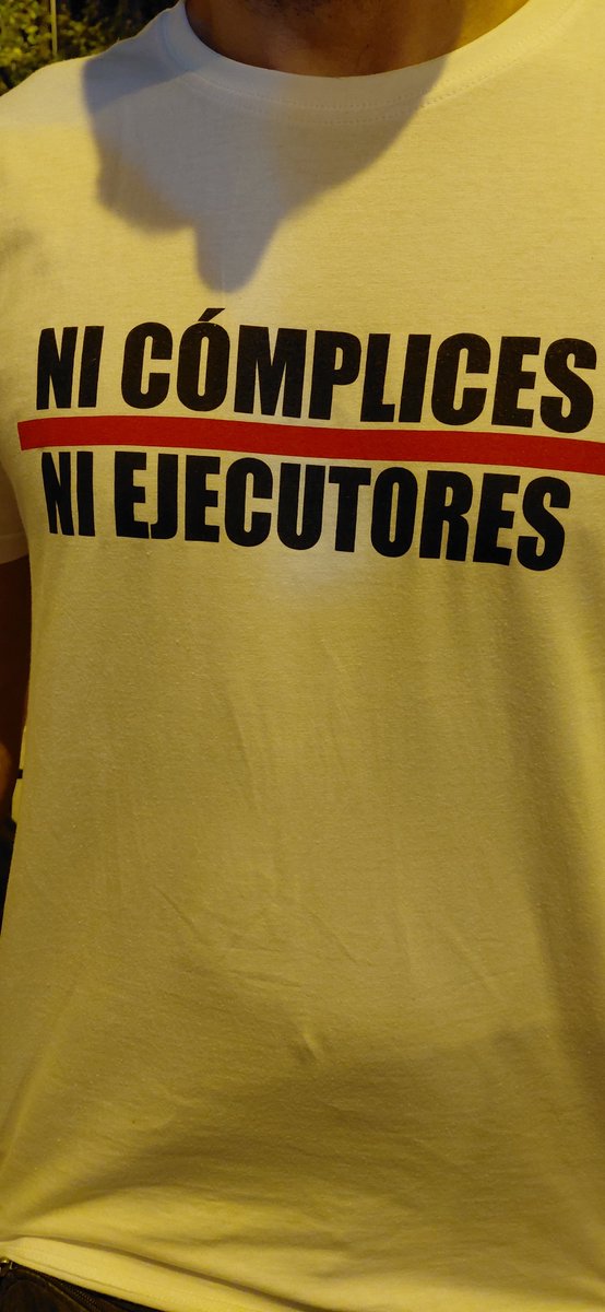 bertadelgado's tweet photo. Bomberos contra los desahucios "Ni cómplices ni ejecutores". Ojalá la policía entendiera esto también de una vez.  @InquilinatoMad #maricarmen https://t.co/19NL6jk8BS