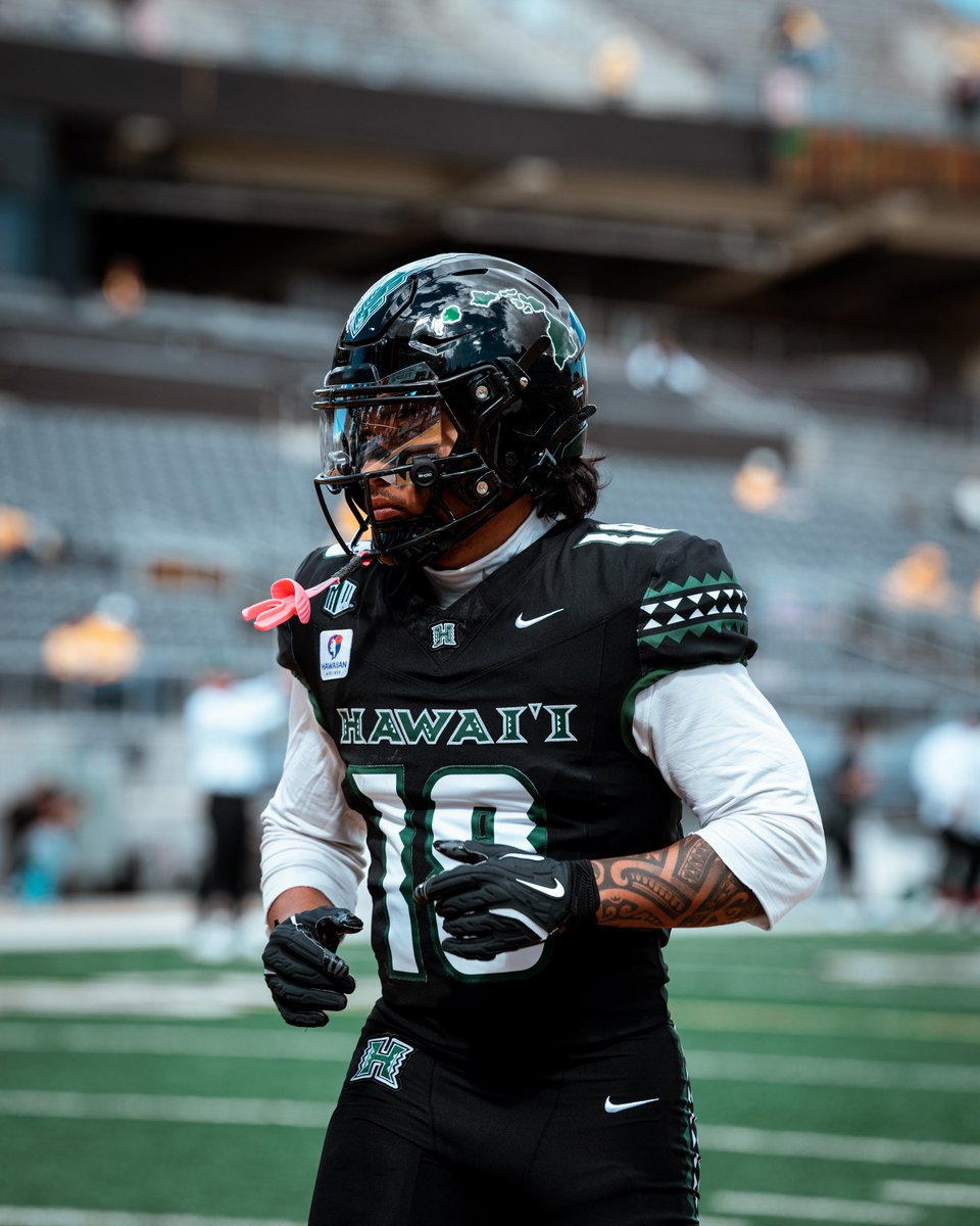 HawaiiFootball's tweet photo. All black on the road ⚫️⚫️⚫️

#BRADDAHHOOD x #GoBows https://t.co/FBxqaDzJcP