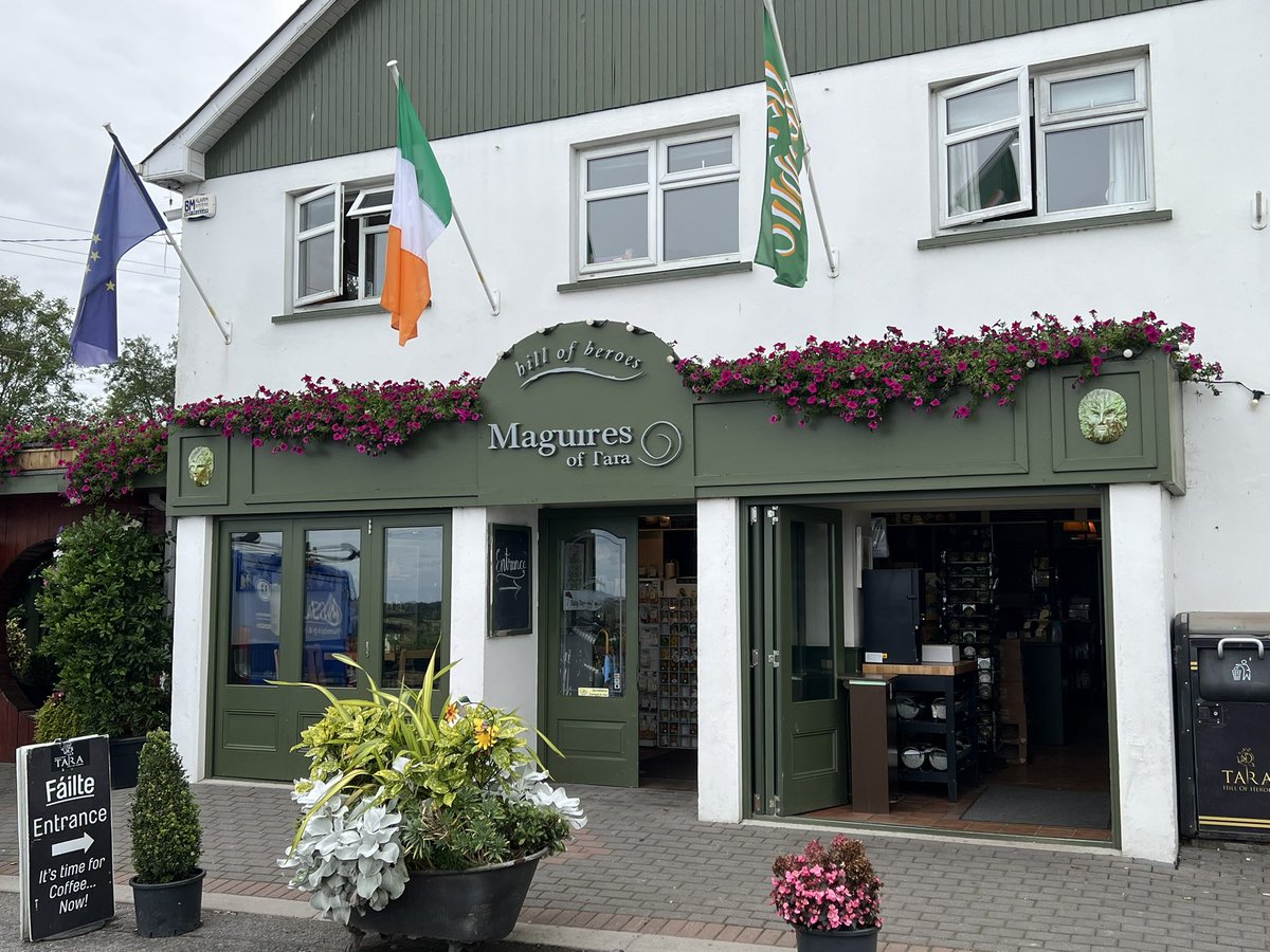 tabidouga810's tweet photo. ダブリン🇮🇪のタラの丘入口にあるMaguires Cafe &amp; Gift Shopへ。

タラの丘のメインの立ち寄りスポットにも関わらず、あまり混雑しておらず、雰囲気も良さそうだったので入店。

バニラアイスクリーム3.5€(649円)を注文。クリーミーな味わい。アイルランドの穏やかな田園風景を望みながら落ち着けた。 https://t.co/qHnfLSLxmc
