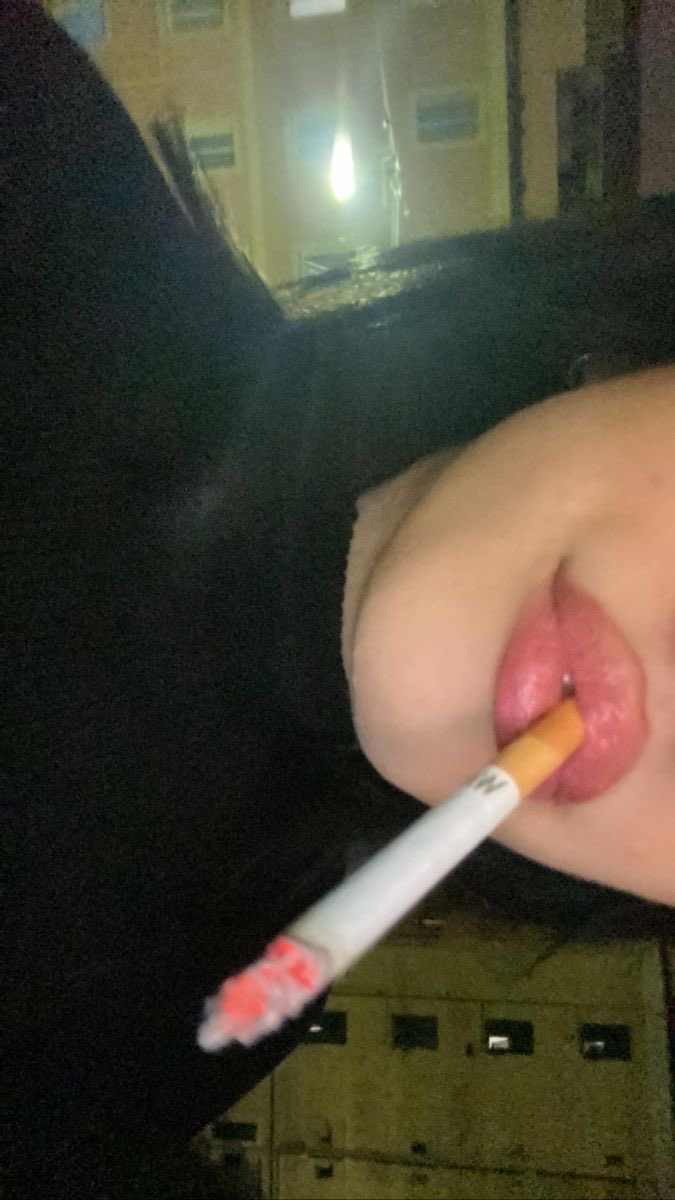 bbyaangelaa's tweet photo. me encanta fumarte en la cara mientras me transfieres tu dinero 🧎🏻 https://t.co/VTKoxMyz4A