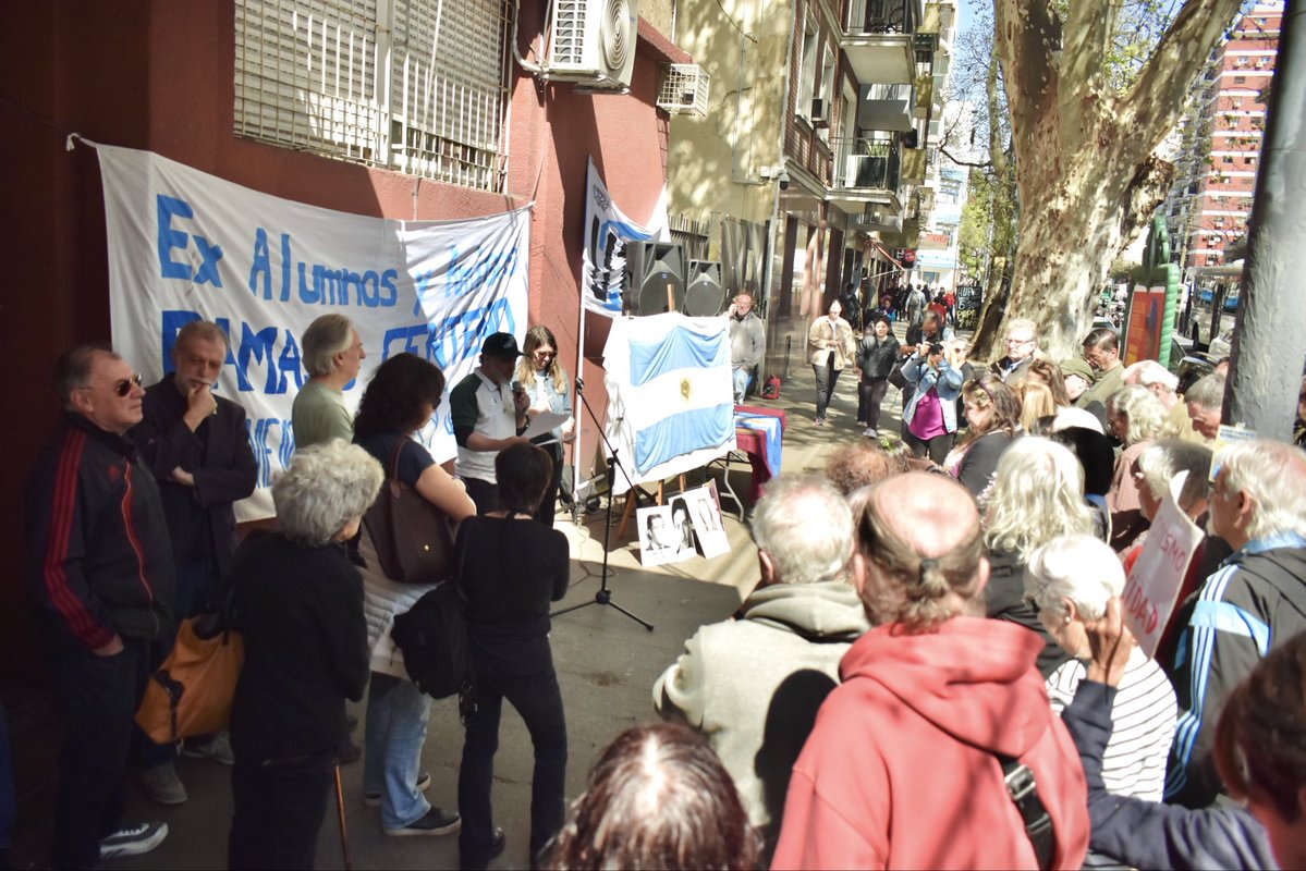 AndresLaBlunda's tweet photo. LOS LÁPICES SIGUEN ESCRIBIENDO ✏️

A 50 años de la Noche de los Lápices, compartimos una clase abierta sobre Derechos Humanos en la escuela Dámaso Centeno. 

Porque la memoria es transmitir, preguntar y seguir exigiendo verdad.

Mientras falten respuestas, seguiremos preguntando dónde están.