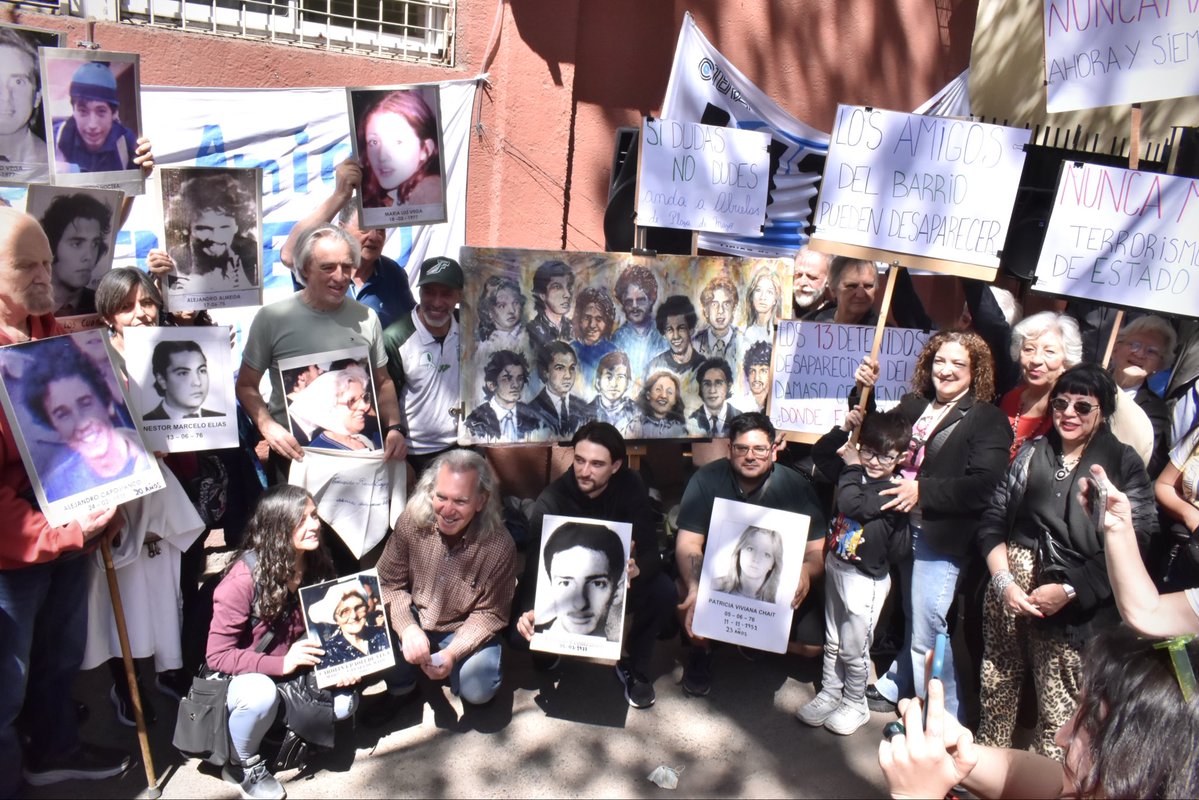 AndresLaBlunda's tweet photo. LOS LÁPICES SIGUEN ESCRIBIENDO ✏️

A 50 años de la Noche de los Lápices, compartimos una clase abierta sobre Derechos Humanos en la escuela Dámaso Centeno. 

Porque la memoria es transmitir, preguntar y seguir exigiendo verdad.

Mientras falten respuestas, seguiremos preguntando dónde están.