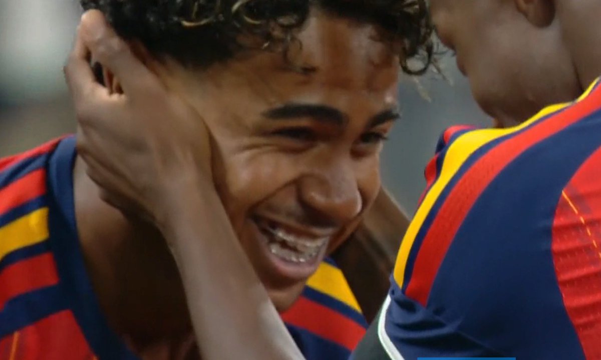 BarcaUniversal's tweet photo. Lamine Yamal knows that this goal has SECURED him the 2026 Ballon d'Or. 🌟 https://t.co/uvc15hVGtO
