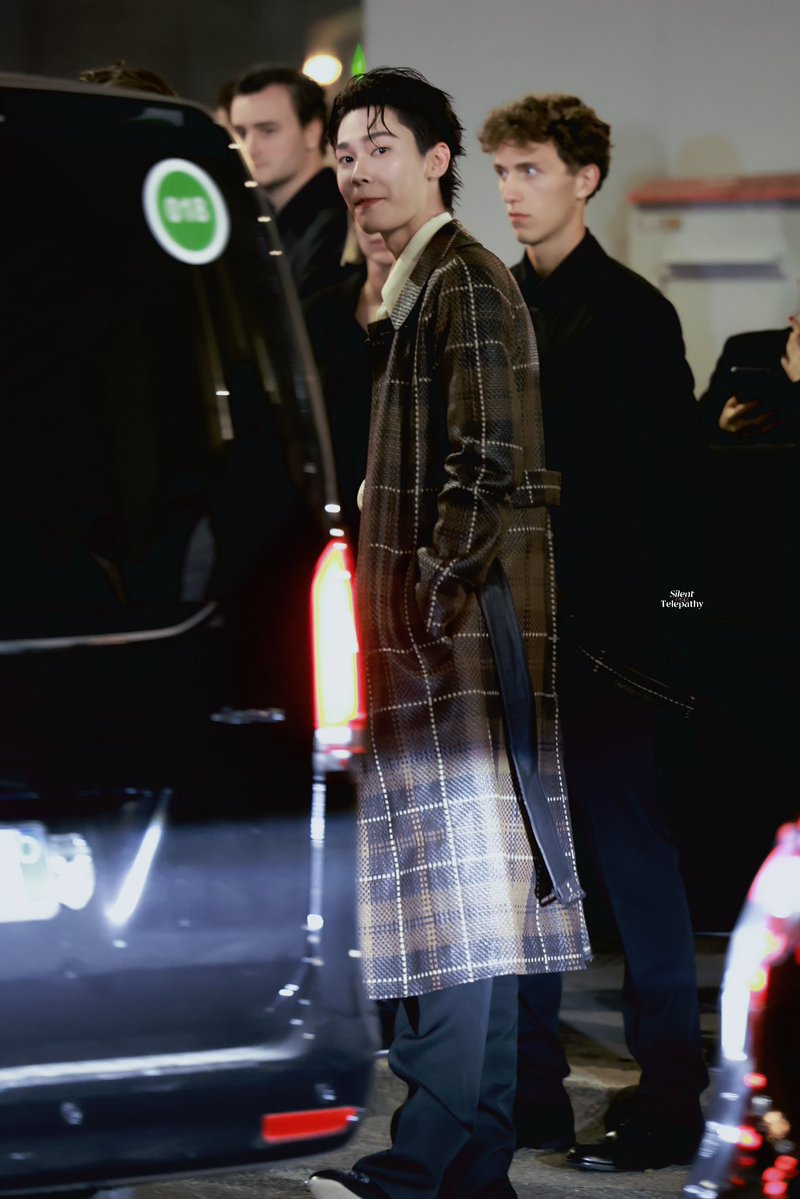 teevithe's tweet photo. ga dew ga tee sama sama suka melet, dan 
lembab in bibir begini??? ©ShuangSilent

DEW X BOTTEGA VENETA MFWSS27
#BottegaVeneta 
#BottegaVenetaXDew 
#BottegaVenetaSummer2027 https://t.co/ylt9VkSxwq