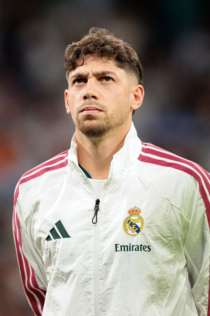 Ray_RMCF's tweet photo. Box to box midfielder.        Bench to Bench midfielder https://t.co/cV8KiXxfVO
