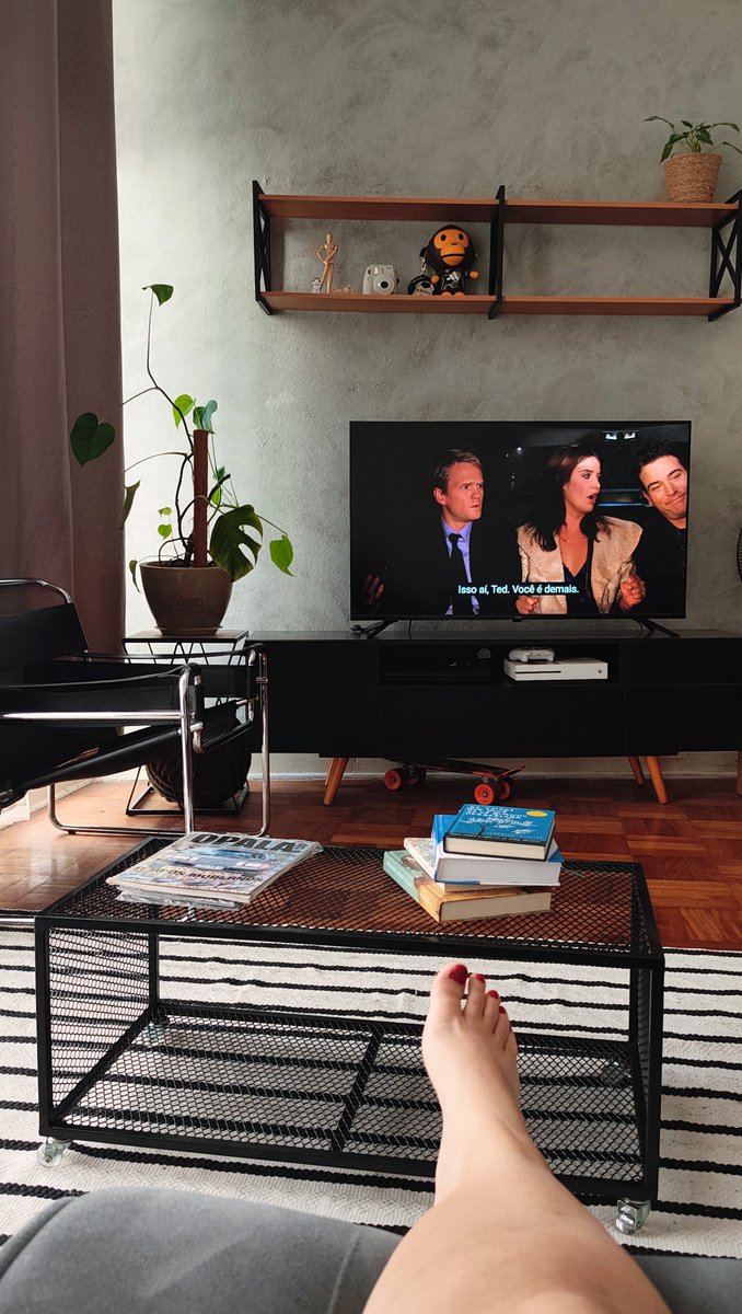 vivixedge's tweet photo. Como eu não assisti essa série antes? Tô em um ponto da vida em que HIMYM está fazendo muito mais sentido do que deveria. Essa coisa de planejar, imaginar como tudo deveria acontecer e, de repente, perceber que a vida simplesmente vai tomando outros caminhos… https://t.co/OYBrc4rclz