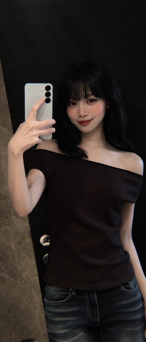 BL00DYM00N_'s tweet photo. ㅤㅤㅤ━━ 𝗡𝗘𝗪 𝙋𝙊𝙎𝙏
ㅤㅤㅤㅤㅤㅤ⤿﹫ᴠᴀʟᴇɴᴛɪɴᴇ  ⠀⠀ ⠀⠀ ⠀⠀ ⠀⠀ ⠀⠀ ⠀⠀ ⠀⠀ 
⠀Specchio, specchio… chi è la più bella? 🪞
ㅤㅤㅤ    ───────────────
⠀⠀⠀ https://t.co/By1dAhilB4