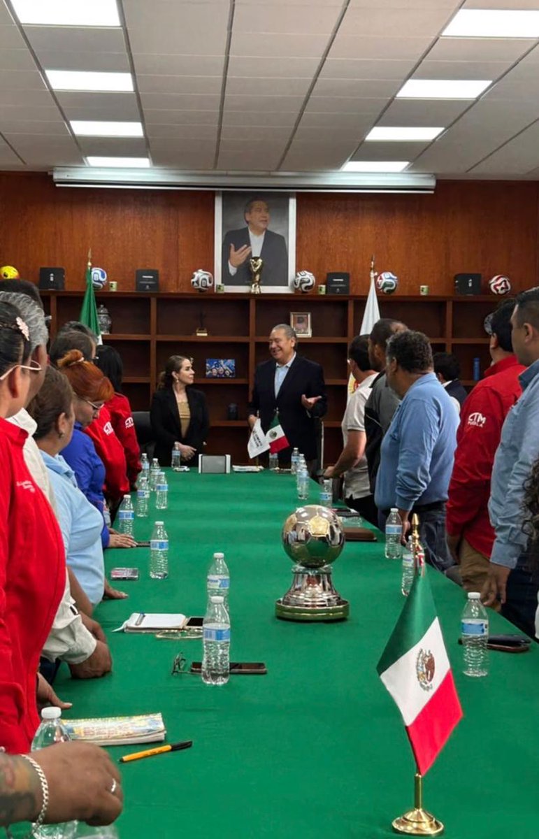 laredcincoradio's tweet photo. 🤝💼 || ¡COPARMEX y CTM Puebla acuerdan trabajar por más empleo! Ambas organizaciones pactaron impulsar una agenda conjunta para fortalecer la productividad, atraer inversiones y generar mejores condiciones laborales, mediante el diálogo entre empresarios y sindicatos. https://t.co/06gT9HdG1m
