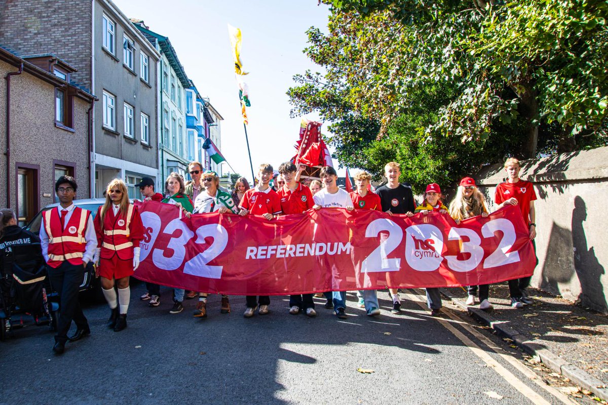 ScotNational's tweet photo. Around 8000 people have marched through the streets during a Welsh Independence march in Aberystwyth 

🗣️ 'We are on a journey and there’s no turning back. The next step must be equality with Scotland as a minimum' https://t.co/5W9u5YLBY3