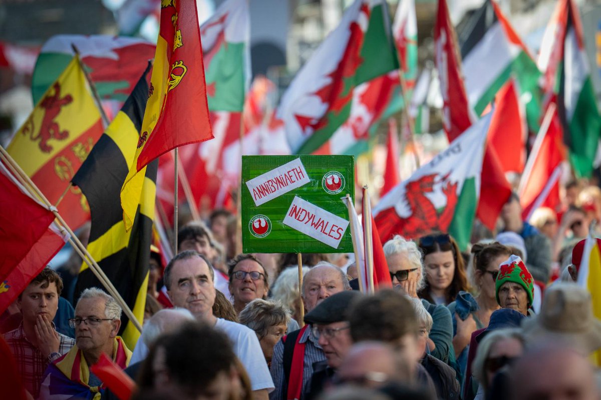 ScotNational's tweet photo. Around 8000 people have marched through the streets during a Welsh Independence march in Aberystwyth 

🗣️ 'We are on a journey and there’s no turning back. The next step must be equality with Scotland as a minimum' https://t.co/5W9u5YLBY3