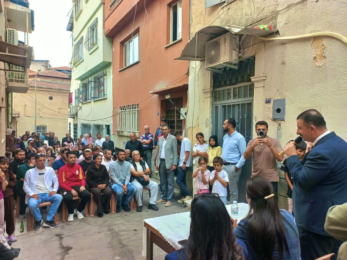 SAITBASDAS's tweet photo. 🇹🇷 HALK SORUYOR, BAŞKAN CEVAPLIYOR!

Mahalle Buluşmalarımız kapsamında bugünkü durağımız Altınordu Mahallemiz oldu. Hemşehrilerimizle gönül gönüle buluştuk; sorularını dinledik, taleplerini ve beklentilerini konuştuk.

AK Parti Konak İlçe Teşkilatı olarak başlattığımız Mahalle Buluşmalarımızı büyüterek sürdürüyor, Konak’tan yükselen bu güçlü buluşma kültürünün Türkiye’nin dört bir yanına yayılmasına öncülük ediyoruz.

#TürkiyeYüzyılıBuluşmaları kapsamında İzmir’imizde çalışmalarını sürdüren Ağrı Milletvekilimiz Sayın @Ruken_Kilerci de buluşmamıza katılarak bizlere güç ve destek verdi.

Bizim siyasetimiz masa başında değil; milletimizin yanında, sokakta, mahallede ve gönül gönüle!

🇹🇷 Konak’ın her mahallesinde olacağız. Vatandaşımız soracak, biz cevaplayacağız. Çünkü bizim tek derdimiz Konak!

#HalkSoruyorBaşkanCevaplıyor