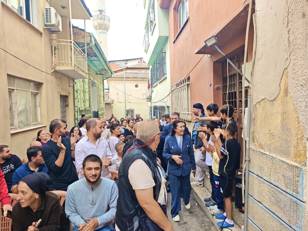 SAITBASDAS's tweet photo. 🇹🇷 HALK SORUYOR, BAŞKAN CEVAPLIYOR!

Mahalle Buluşmalarımız kapsamında bugünkü durağımız Altınordu Mahallemiz oldu. Hemşehrilerimizle gönül gönüle buluştuk; sorularını dinledik, taleplerini ve beklentilerini konuştuk.

AK Parti Konak İlçe Teşkilatı olarak başlattığımız Mahalle Buluşmalarımızı büyüterek sürdürüyor, Konak’tan yükselen bu güçlü buluşma kültürünün Türkiye’nin dört bir yanına yayılmasına öncülük ediyoruz.

#TürkiyeYüzyılıBuluşmaları kapsamında İzmir’imizde çalışmalarını sürdüren Ağrı Milletvekilimiz Sayın @Ruken_Kilerci de buluşmamıza katılarak bizlere güç ve destek verdi.

Bizim siyasetimiz masa başında değil; milletimizin yanında, sokakta, mahallede ve gönül gönüle!

🇹🇷 Konak’ın her mahallesinde olacağız. Vatandaşımız soracak, biz cevaplayacağız. Çünkü bizim tek derdimiz Konak!

#HalkSoruyorBaşkanCevaplıyor