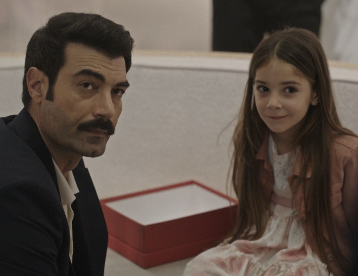 sara5ax's tweet photo. Aile ❤️😭❤️😭
#SevdanBirAteş https://t.co/3ONwzN8PsF