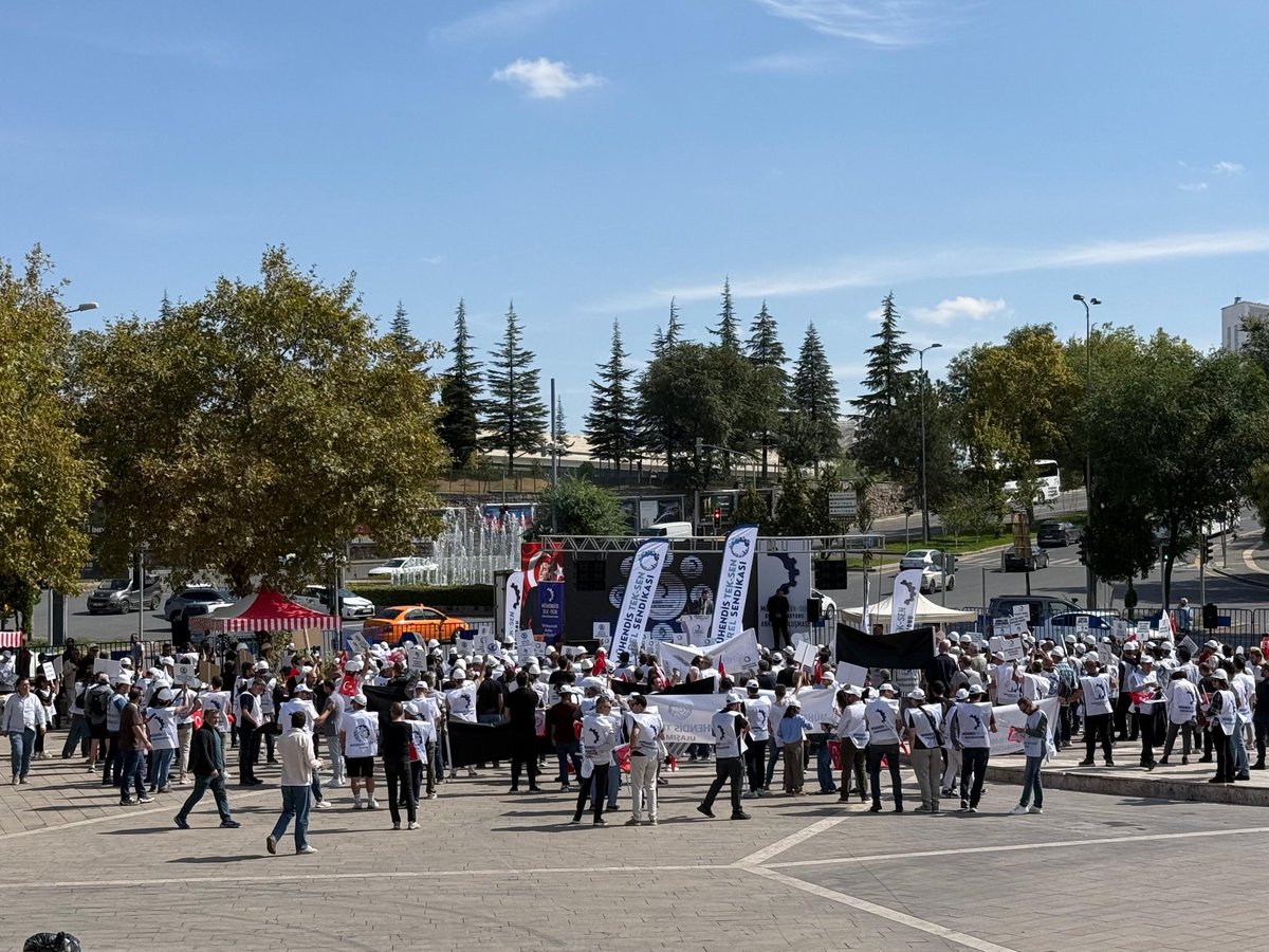 demirdenizchp's tweet photo. Anıtpark’ta emeklerinin karşılığını almak için bir araya gelen mimar, mühendis ve şehir plancılarının haklı mücadelelerinin yanındayız.

 #KamuMühendisleriAnıtparkta https://t.co/aGaamD2mwQ