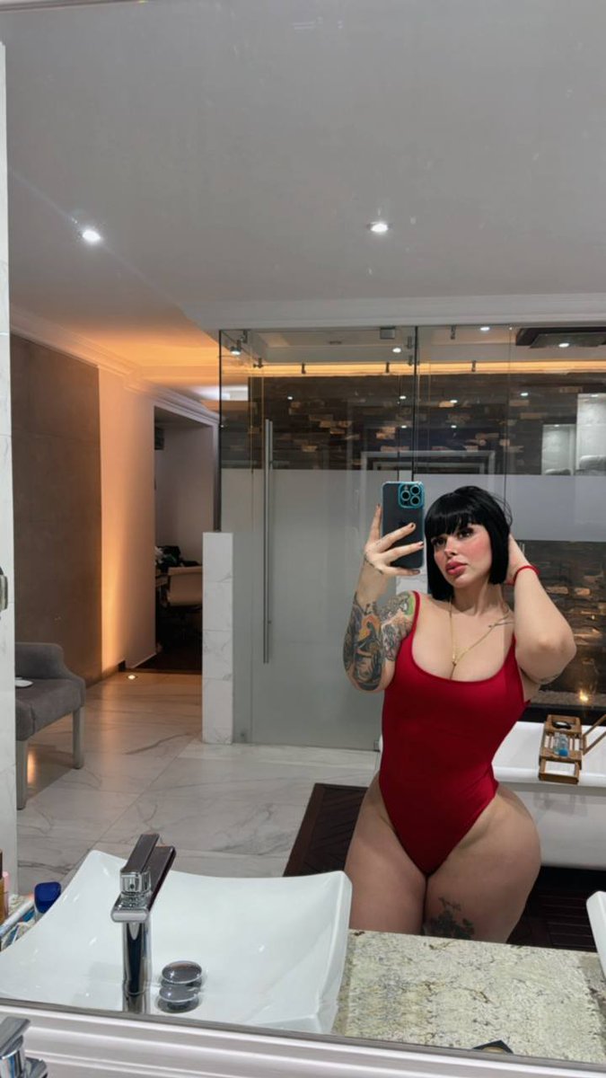 Alanisp77's tweet photo. do my curves have your attention? https://t.co/51YodwzCC1