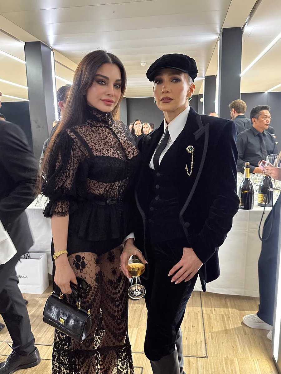 Haifaholics's tweet photo. صورة تجمع الديفا هيفاء مع جينيفر لوبيز في ميلانو😎🖤👑
.
#هيفاء_وهبي #jlo 
@HaifaWehbe @JLo #milanfashionweek https://t.co/iq8oJmyhCJ