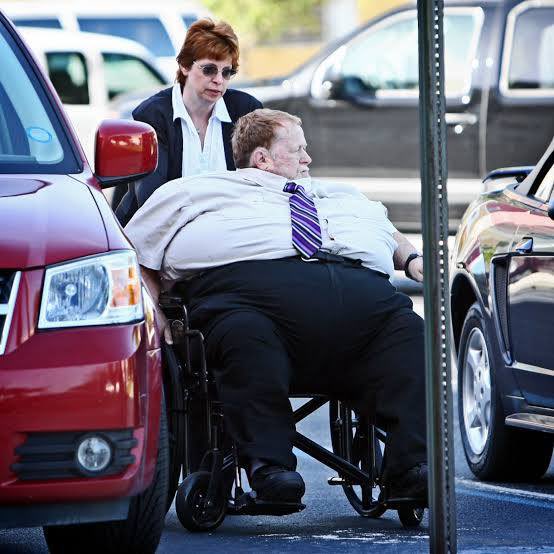 MorbidKnowledge's tweet photo. In 2012, 67-year-old Florida pharmaceutical wholesaler Steven Goodman pleaded guilty to helping supply more than one million oxycodone pills to notorious pill mills, but at 550 pounds, he was considered too fat to imprison.

Goodman owned Medical Arts Pharmacy and supplied huge quantities of controlled drugs to clinics linked to brothers Christopher and Jeffrey George, whose network distributed roughly 20 million oxycodone pills and generated more than $40 million.

Instead of prison, Goodman received four years’ probation, including 30 months of electronic home confinement.

Nearly two years later, he asked the court to remove even that restriction, arguing his obesity already made leaving home almost impossible and that he wanted to visit family in Ohio.

The judge refused.

He wrote that Goodman had been spared prison not as a favour, but to avoid forcing the Bureau of Prisons to care for him.

And if his weight already effectively kept him at home, the judge reasoned, then house arrest should make little difference.