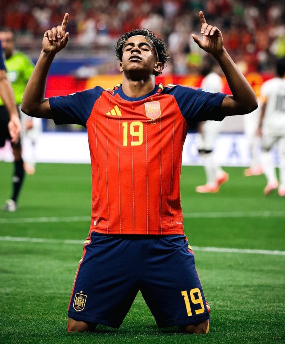 Lamineeyamal__'s tweet photo. Lamine Yamal scores the fastest goal of his career.. just 2 minutes in against England! 

He’s only 19 years old 🤯 https://t.co/4DtkhVcpGL