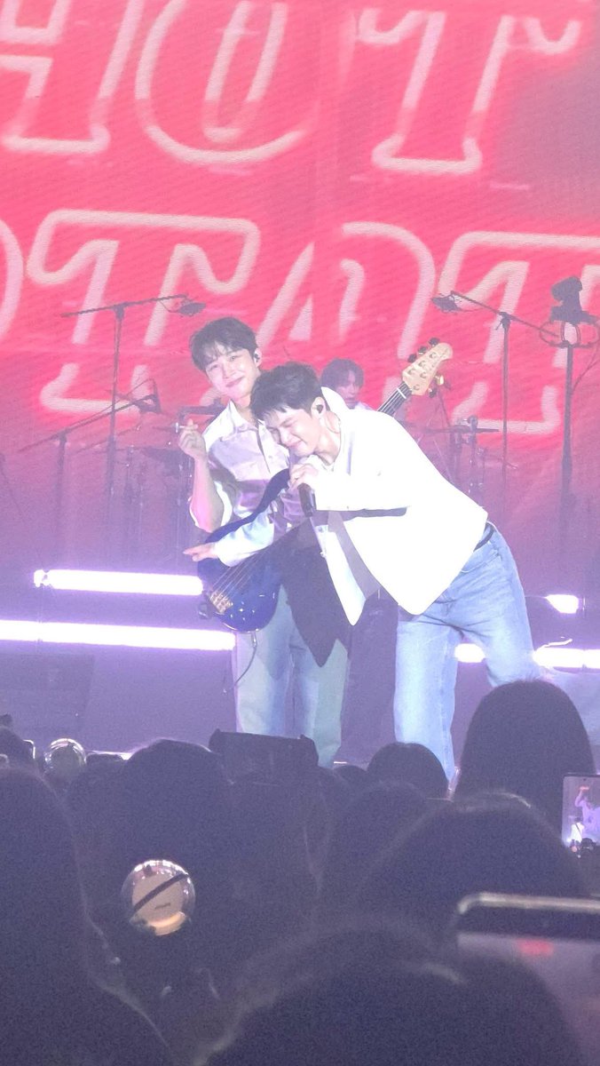 rublues_'s tweet photo. เป็นสแตนปลาเค้กมาดูคอนเอนฟลาย เอนฟลายดีมาก ๆ เอาเอเนอร์จี้มาจากไหนกันไม่รู้ แล้วบ้าจี้ ฟคขอไรเพิ่มก็ให้ เหนื่อยแทน 555
ดูเพอฟแล้วรู้สึกสัมผัสถึงสปิริตวง รู้สึกถึงแพชชั่น ทุกโชว์คุณภาพมาก ทุกคนใส่เกินร้อย ที่แหะๆซึงบอกตอนต้นคอนว่าจะทำให้ไม่เสียใจที่มาดูคือจริง
 #into_REM_in_BKK https://t.co/XG4sdp7rHZ