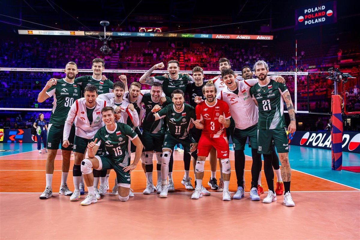 Jakub110Jakub's tweet photo. ✅️: Leon z "synem".
✅️: Fornal ze skarpetą. 
✅️: Papa Drzyzga z koszulą. 

JESTEŚMY Z WAMI PANOWIE, ZRÓBMY TO RAZEM, PO ZŁOTO! 

🫡 ❤️

Foto: CEV
#gangłysego https://t.co/e949PdnTLx