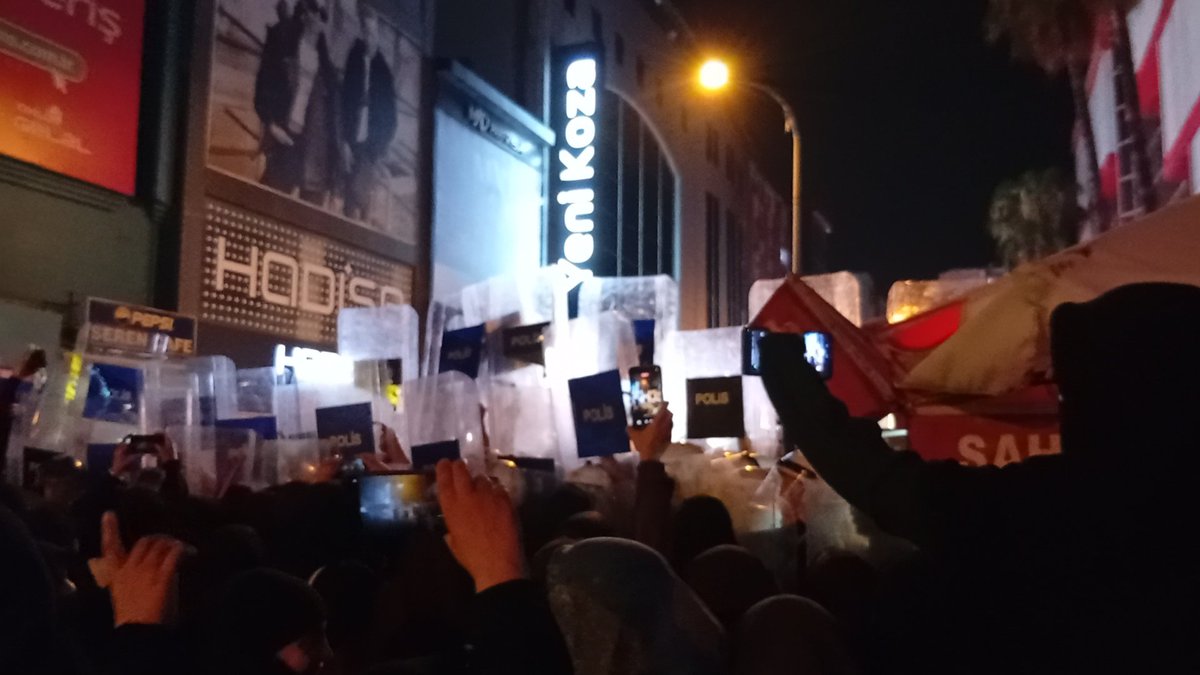 ruveydakgun_'s tweet photo. Çekmeyelim diye kalkanlarını kaldırıyorlar 

#AdanaEmniyeti
AKPDönemi ZulümDönemi
OzgürlükYürüyüşüne Müdahale https://t.co/UQkSRaCwpa