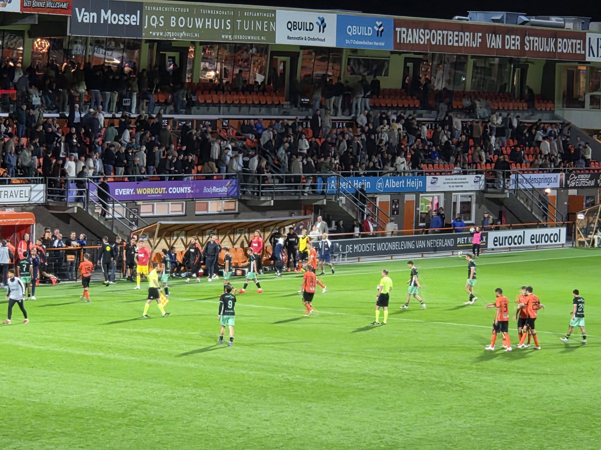 Berdje70's tweet photo. Rust in Volendam. Valse start van VVV dat al na 7 minuten tegen een 2-0 achterstand aankeek. Hoe raar het misschien ook klinkt, de Venlose ploeg speelt een prima wedstrijd. Het heeft alleen de pech dat Volendam vanavond dodelijk effectief is. Na Clancy's 2-1 volgde 3-1. #volvvv https://t.co/zAXe9YZL08