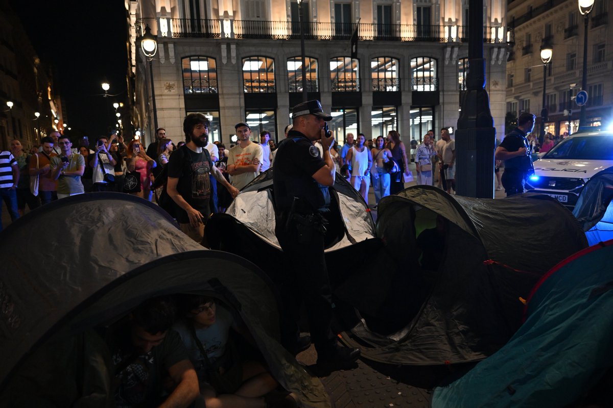 DaniGagoPhoto's tweet photo. Se empieza a acampar en Sol https://t.co/SOzHx04eet