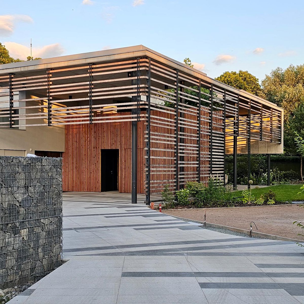 johnhernandezkg's tweet photo. Gris Pila and Lava Stone ~ Stone paving is anything but boring. Combining multiple materials can create a truly imaginative design. It’s also durable and easy to maintain. /RD Pardubice/ https://t.co/YtwJafMgh9