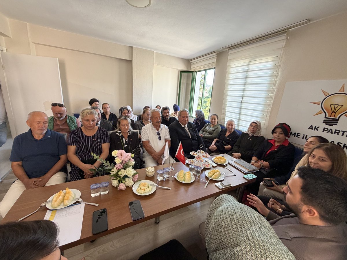cesmeakparti's tweet photo. İlçe Başkanımız Sn.@pinarozen76 , İlçe Koordinatörümüz Sn.@EmreNasr6 ve İlçe Teşkilatımızla beraber; “Türkiye Yüzyılı Buluşmaları” kapsamında İlçemizi ziyaret eden MKYK üyemiz Sn.Fatih Sadullah SELMAN’ı ilçe başkanlığımızda misafir ettik.@Bilalsaygili @avfatihselman @akpartiizmir https://t.co/Ys3VW1wVAY