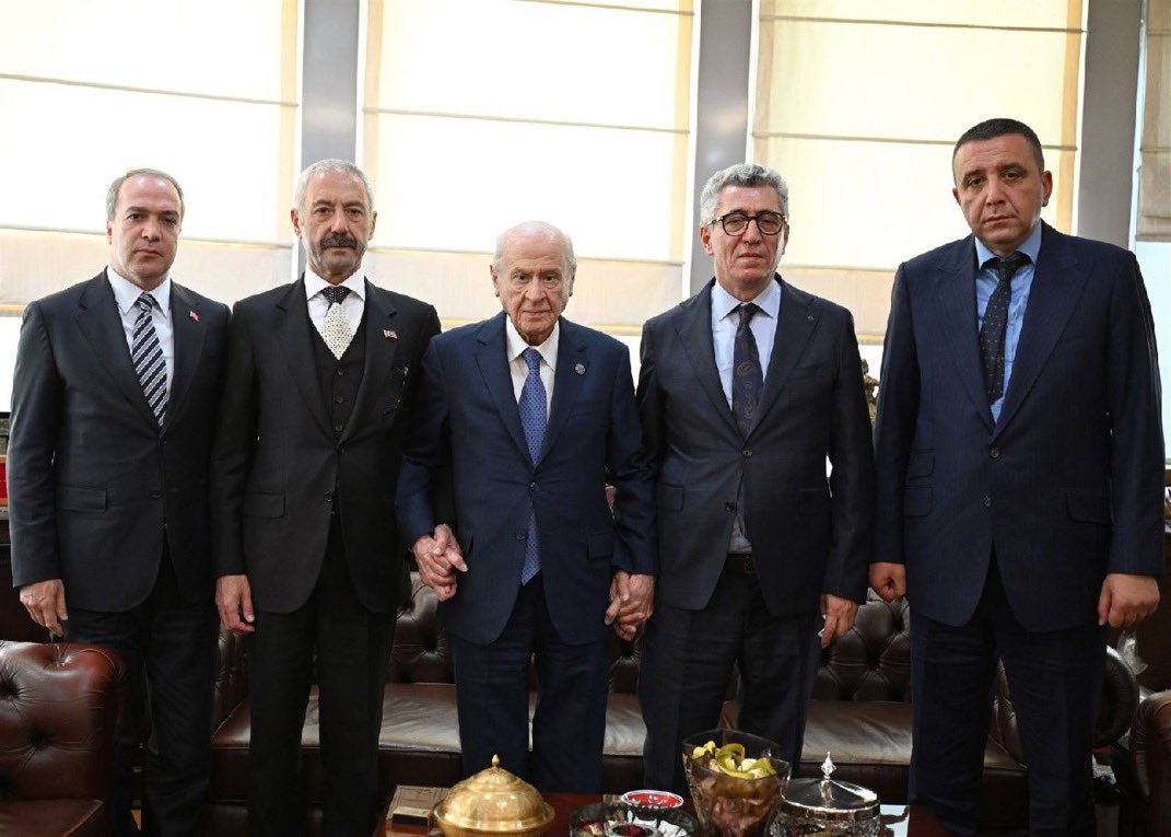 mustafa28kara's tweet photo. Ülkemizin iki kıymetli ailesi, Sarallar ve Şahinler aileleri, Genel Başkanımız Sayın Devlet Bahçeli ile birlikte tarihi bir kucaklaşma ve buluşmayla genel merkezimizde bir araya geldiler.
@dbdevletbahceli https://t.co/1hY60omFsi