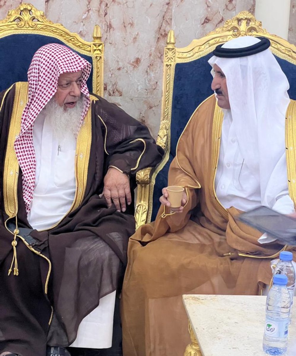 euwhsa1's tweet photo. ردية قديمة بيني وبين الزميل والاخ محافظ #الكامل الشاعر  القدير  #حبيب_العازمي

يقول حبيب :
يا ليت غلاب يرخص لي اسبوعيني
 والا ليا غبت يغضي بالنظر عني
 وليا حضرت متأخر ما يجازيني 
ويفهم ظروف عن التاخير حدنِي 
حيث ��ن غلاب يفهم بالقوانيني
وشرواه ما يخلف الهقوات والظني

هذا ردي عليه :
اول كلامي عسى الله ما يحافيني 
يا غافر الذنب يا تواب تب عني
 اليوم والبارحه ما غمضت عيني 
هواجسٍ عن لذيذ النوم جزنِي
هيضني اللي هدف شكواه ناصيني
وانا زبون الصعاب اليا تنصني
ما يرتكي للحمول الا البعاريني
والناس بالناس والحاجات يقضني
يا حبيب العازمي ما انته بغاويني 
ولا ينكر الطيب مثلك وافي الفني 
انا رفيقك على الشدات والليني 
وظروفك اللي يحسنِّك يحسنّي