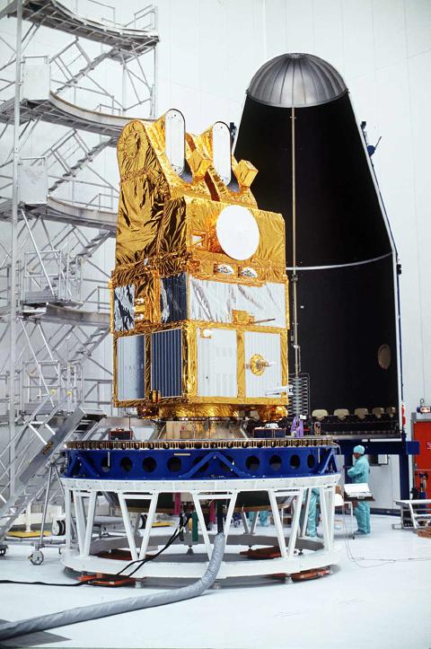 Arianespace's tweet photo. 🚀 33 years ago, Ariane 4 launched SPOT-3.

On 26 September 1993, an Ariane 40 lifted off from Europe’s Spaceport, placing the Earth observation satellite SPOT-3 into Sun-synchronous orbit.

SPOT-3 was part of the SPOT Earth observation programme, providing high-resolution imagery for applications including agriculture, environmental monitoring, cartography and disaster management.

The SPOT satellites could also point their imaging instruments away from the vertical, allowing the same area to be observed from different angles and enabling stereoscopic imagery and 3D terrain modelling.

Flight 59 was one of the Ariane 4 missions that supported the development of Europe’s Earth observation capabilities throughout the 1990s.

#LaunchingAmbitions