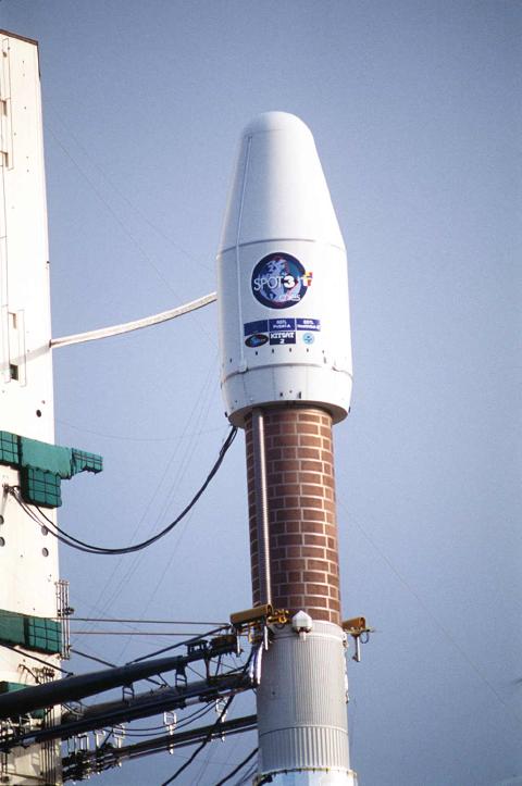 Arianespace's tweet photo. 🚀 33 years ago, Ariane 4 launched SPOT-3.

On 26 September 1993, an Ariane 40 lifted off from Europe’s Spaceport, placing the Earth observation satellite SPOT-3 into Sun-synchronous orbit.

SPOT-3 was part of the SPOT Earth observation programme, providing high-resolution imagery for applications including agriculture, environmental monitoring, cartography and disaster management.

The SPOT satellites could also point their imaging instruments away from the vertical, allowing the same area to be observed from different angles and enabling stereoscopic imagery and 3D terrain modelling.

Flight 59 was one of the Ariane 4 missions that supported the development of Europe’s Earth observation capabilities throughout the 1990s.

#LaunchingAmbitions
