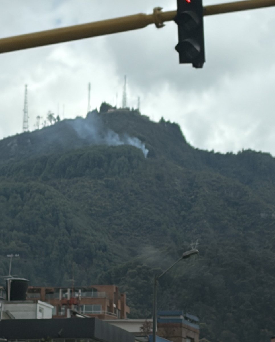 ELTIEMPO's tweet photo. 🚨 Atención: ciudadanos reportan a esta hora una columna de humo en los cerros orientales de Bogotá, a la altura del sector de Las Moyas.

El Cuerpo Oficial de Bomberos de la capital informó que sus unidades ya se desplazan hacia el punto para verificar la situación y atender la novedad en la zona de cobertura vegetativa.

🔴 Siga el reporte en vivo sobre la atención de la emergencia y el pronunciamiento de las autoridades.