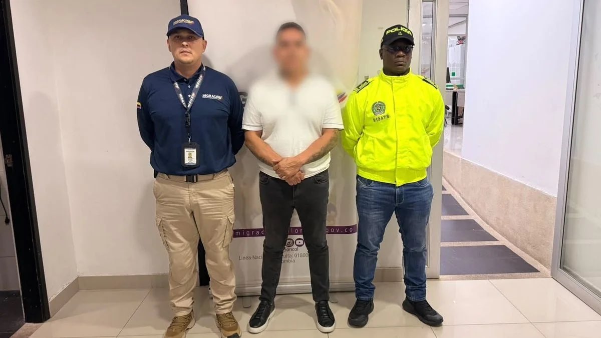 JACOBOSOLANOC's tweet photo. Esta es la policia de Colombia, a hombre que agredió a vehículo de AIRE porque le iban a cortar la luz en Barranquilla, lo mostraron como un peligroso delincuente, mientras a esta capo del cartel Jalisco Nueva Generación Capturado en Medellin, le tapan el rostro. A que se deberá esta diferenciacion? Será porque es Mexicano?