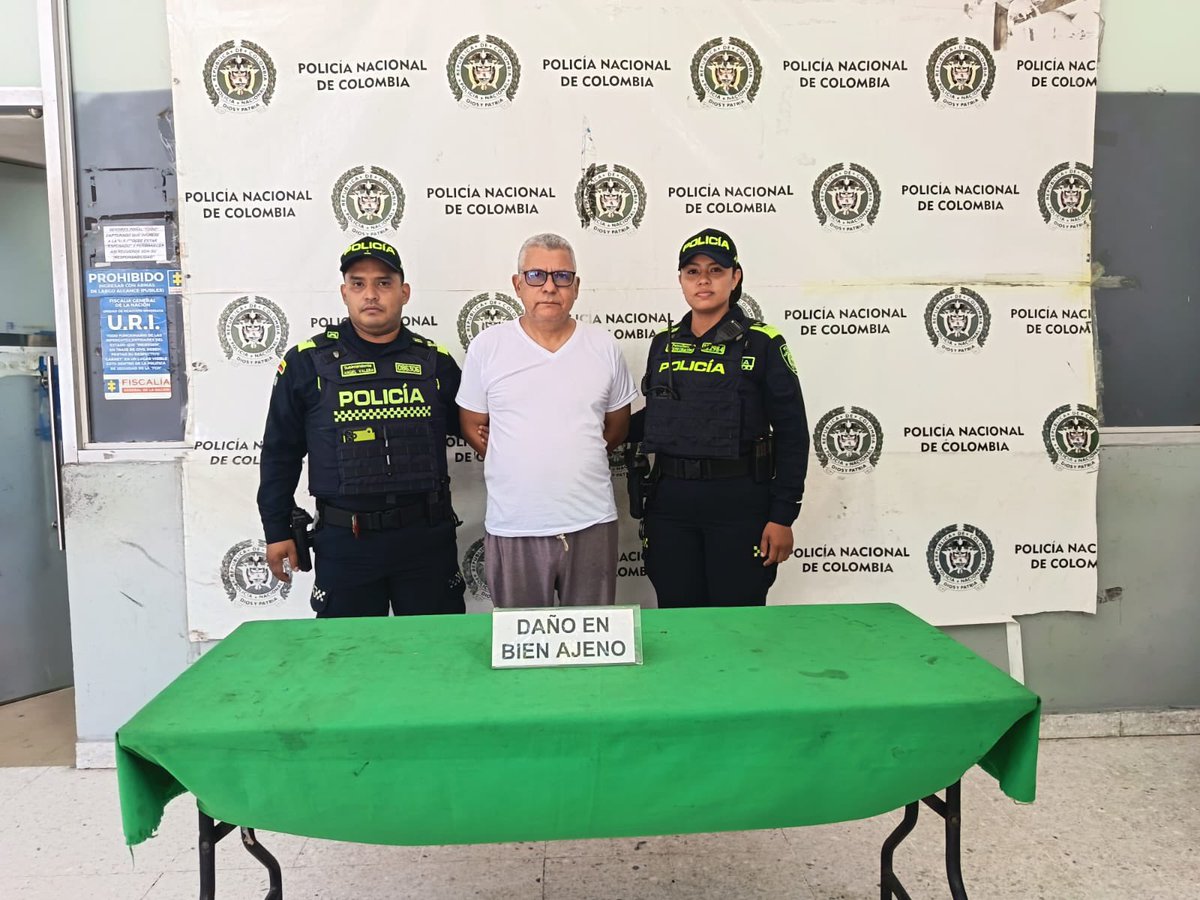 JACOBOSOLANOC's tweet photo. Esta es la policia de Colombia, a hombre que agredió a vehículo de AIRE porque le iban a cortar la luz en Barranquilla, lo mostraron como un peligroso delincuente, mientras a esta capo del cartel Jalisco Nueva Generación Capturado en Medellin, le tapan el rostro. A que se deberá esta diferenciacion? Será porque es Mexicano?