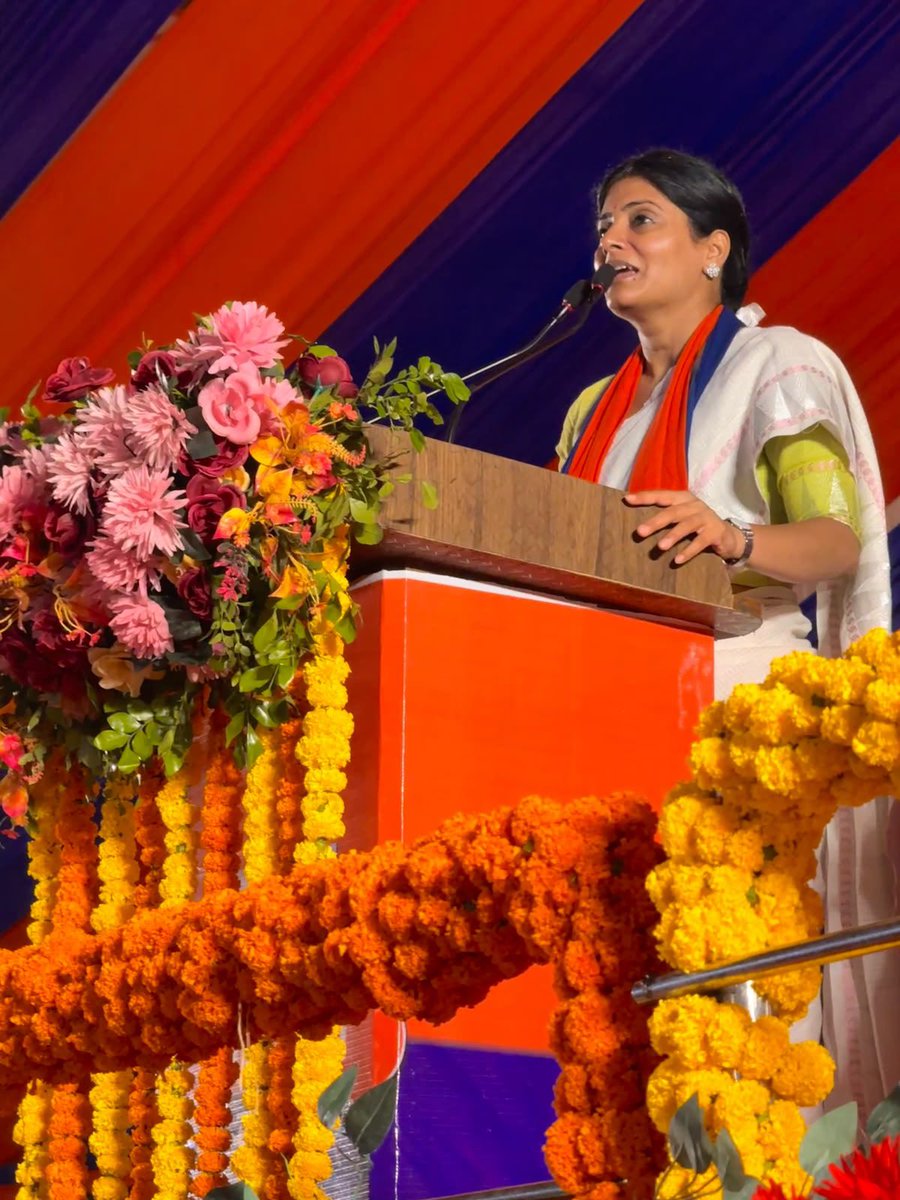AnupriyaSPatel's tweet photo. धन्यवाद कानपुर!

आज जनपद-कानपुर में आयोजित पार्टी के ‘जिला कार्यकर्ता समागम’ में शामिल होकर उपस्थित स्थानीय कार्यकर्ताओं, पदाधिकारियों एवं अन्य समर्थकों को संबोधित किया।

भारी बारिश के बीच अपार ऊर्जा से लबरेज़ कार्यकर्ताओं की ज़बरदस्त मौजूदगी ने सिद्ध कर दिया कि आगामी विधानसभा चुनाव में दल का विजय परचम पुनः लहराने जा रहा है ।सभी साथियों का बारम्बार आभार ।