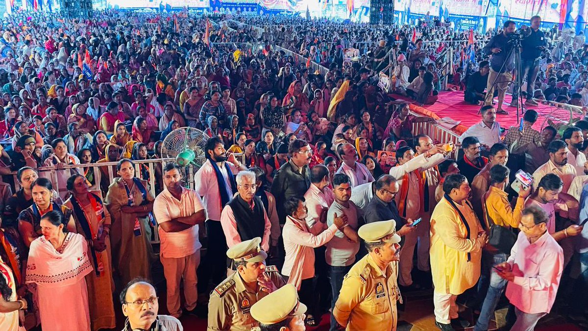 AnupriyaSPatel's tweet photo. इस मौक़े पर सघन जनसंपर्क करते हुए हर घर झंडा अभियान को गति प्रदान करने का आह्वान किया।साथ ही आगामी चुनाव हेतु कमर कसने की भी अपील की । https://t.co/YvhBM8UyKO