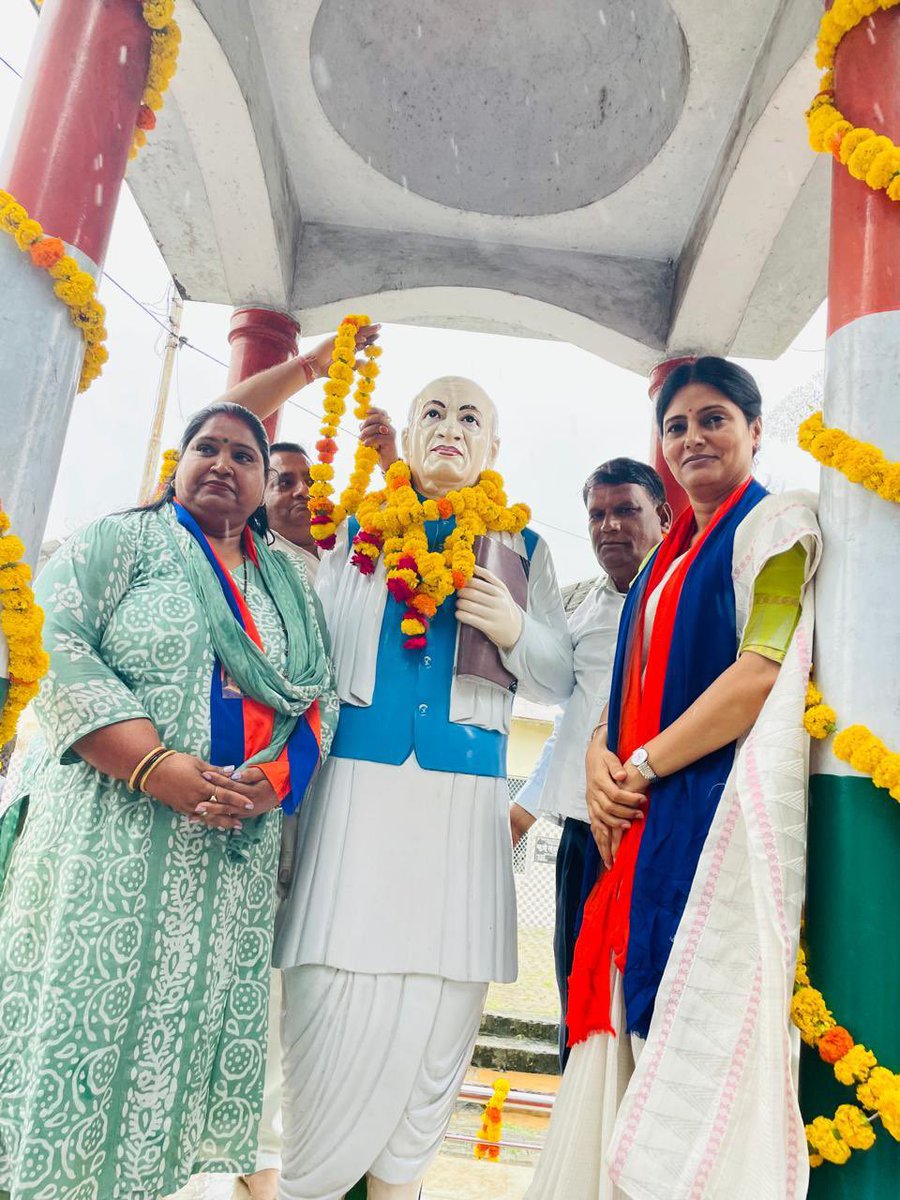 AnupriyaSPatel's tweet photo. इस मौक़े पर सघन जनसंपर्क करते हुए हर घर झंडा अभियान को गति प्रदान करने का आह्वान किया।साथ ही आगामी चुनाव हेतु कमर कसने की भी अपील की । https://t.co/YvhBM8UyKO