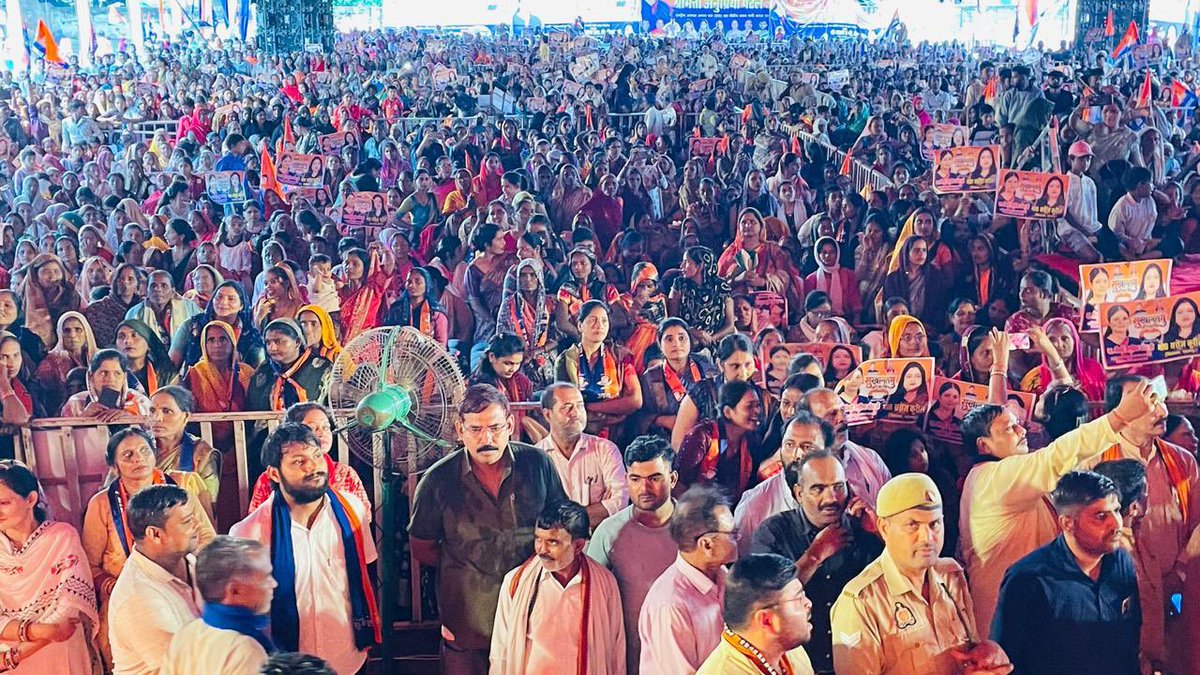 AnupriyaSPatel's tweet photo. इस मौक़े पर सघन जनसंपर्क करते हुए हर घर झंडा अभियान को गति प्रदान करने का आह्वान किया।साथ ही आगामी चुनाव हेतु कमर कसने की भी अपील की । https://t.co/YvhBM8UyKO