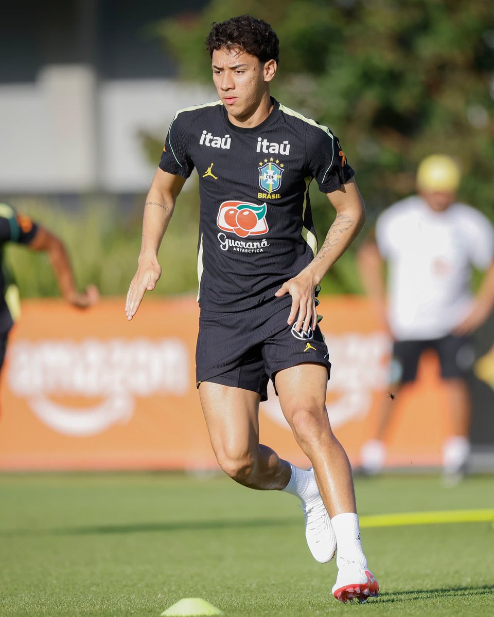 SantosFC's tweet photo. A Seleção Brasileira voltou aos trabalhos, e o nosso Bontempo esteve em campo no treinamento desta tarde. Mais um #MeninoDaVila representando o Peixão com a Amarelinha! 🐳🇧🇷 https://t.co/dG6WyAh7bq