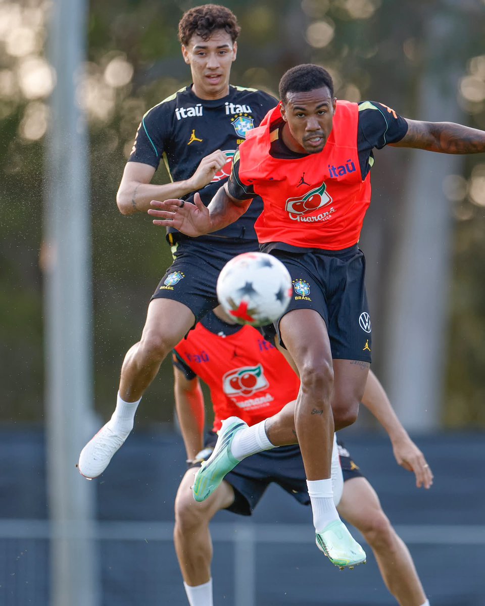 SantosFC's tweet photo. A Seleção Brasileira voltou aos trabalhos, e o nosso Bontempo esteve em campo no treinamento desta tarde. Mais um #MeninoDaVila representando o Peixão com a Amarelinha! 🐳🇧🇷 https://t.co/dG6WyAh7bq