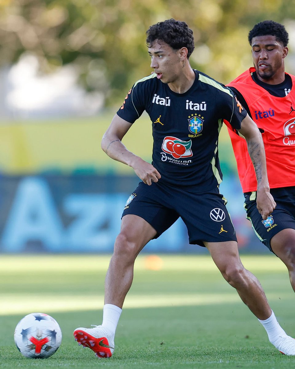 SantosFC's tweet photo. A Seleção Brasileira voltou aos trabalhos, e o nosso Bontempo esteve em campo no treinamento desta tarde. Mais um #MeninoDaVila representando o Peixão com a Amarelinha! 🐳🇧🇷 https://t.co/dG6WyAh7bq