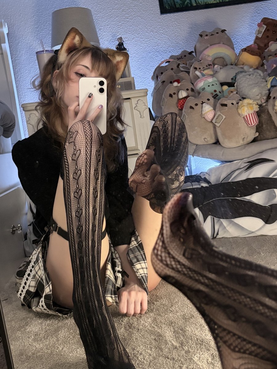 kitki_x3's tweet photo. did i say you can look? https://t.co/eYAzpKPhTR