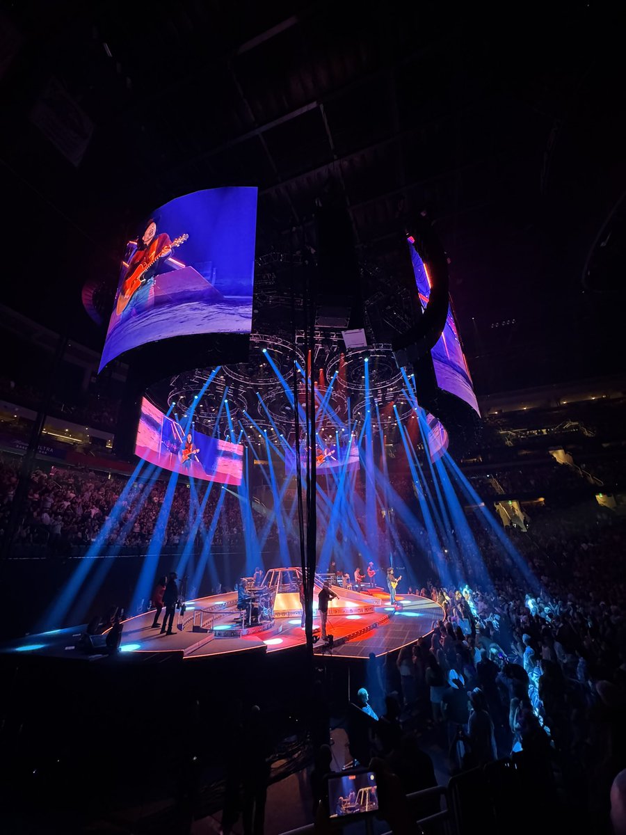 miss_becky7's tweet photo. Dreamiest combo weekend EVER with @garthbrooks and @WaltDisneyWorld 

Parks during the day and concert at night 💃🏻💃🏻🥳🥳 https://t.co/yxZPepZkhM